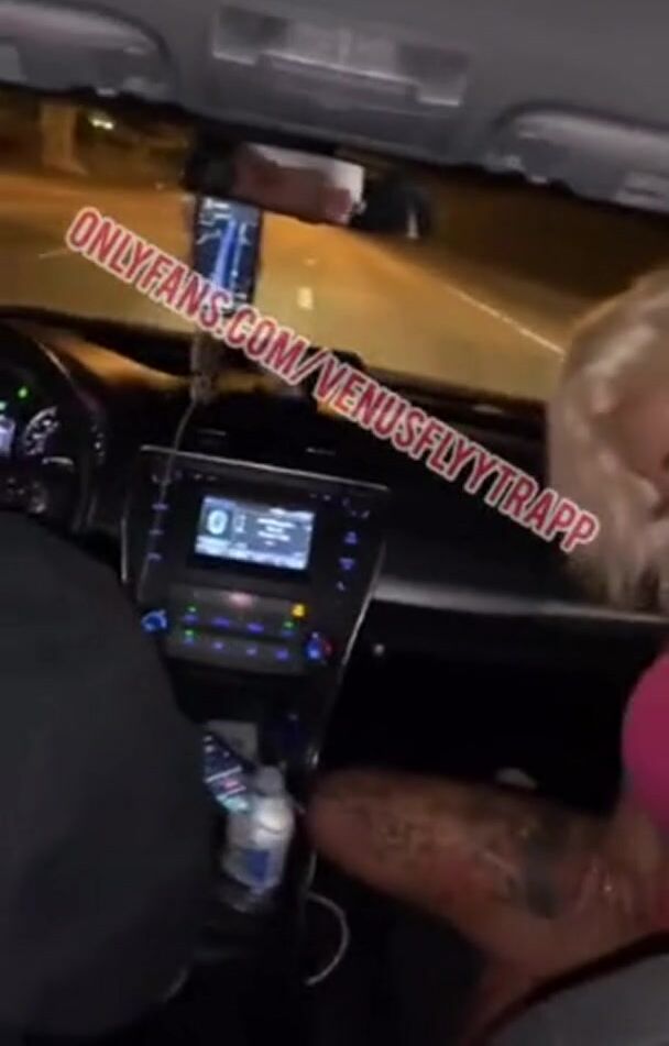 Venusflyytrapp Flashes Uber Driver