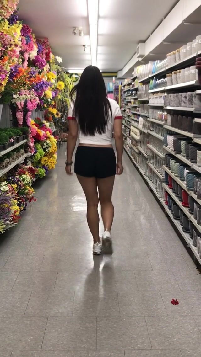 Need assistance in aisle 5 ????