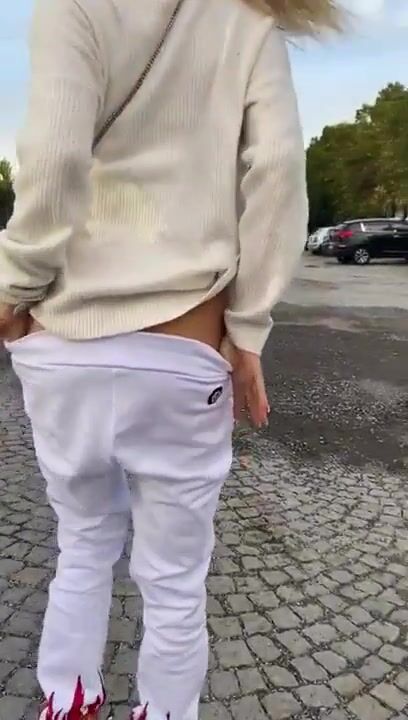 Wanna nibble on them apples? ♥️ [IMG]