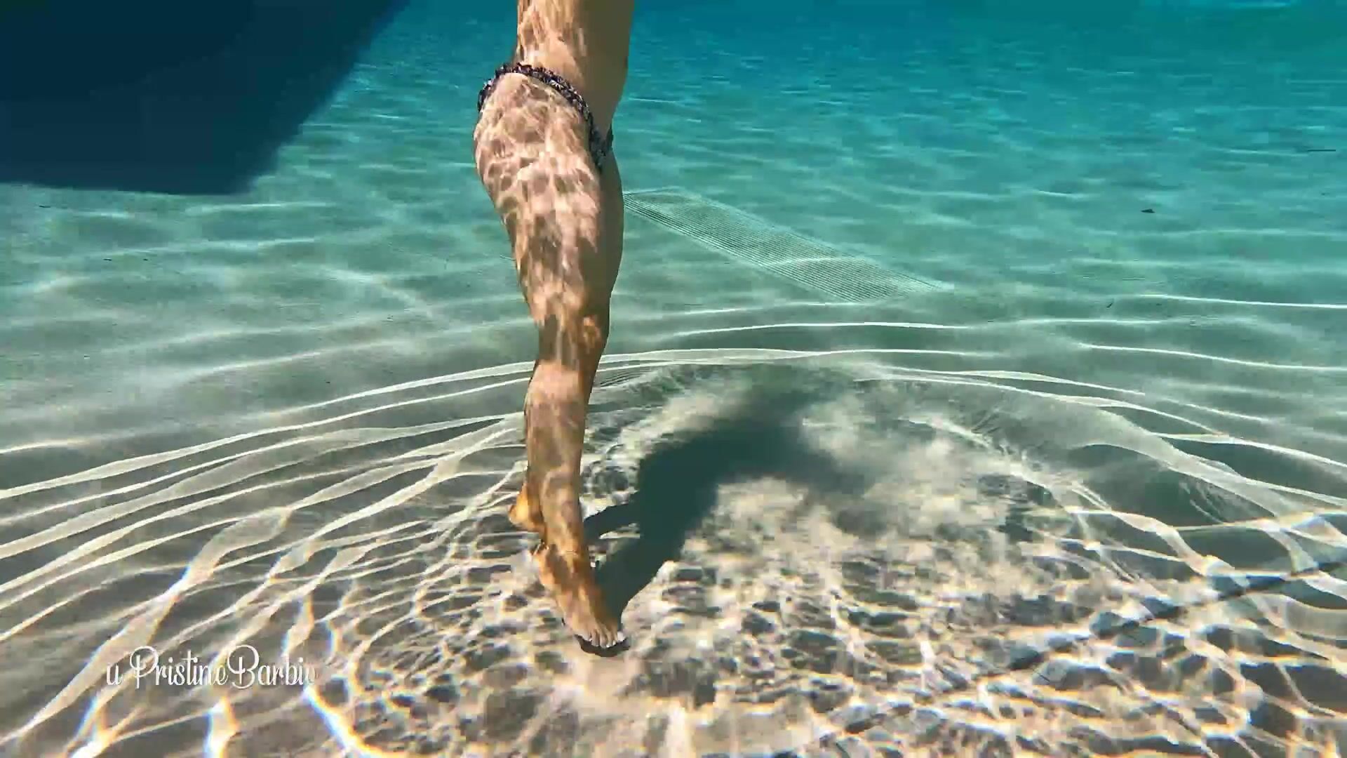 Public underwater flashing. I hope you brought your goggles ????