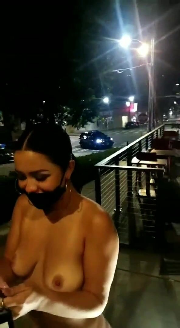 Naked girl does not mind police watching