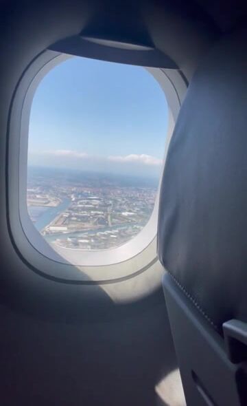 Pilots, concentrate on landing, I am thinking of making the passengers relax!