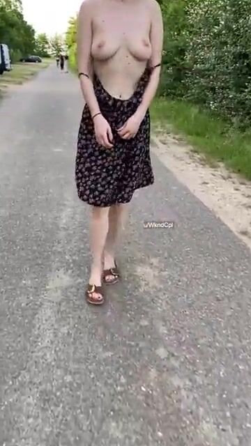 Risky titty flash with strangers around