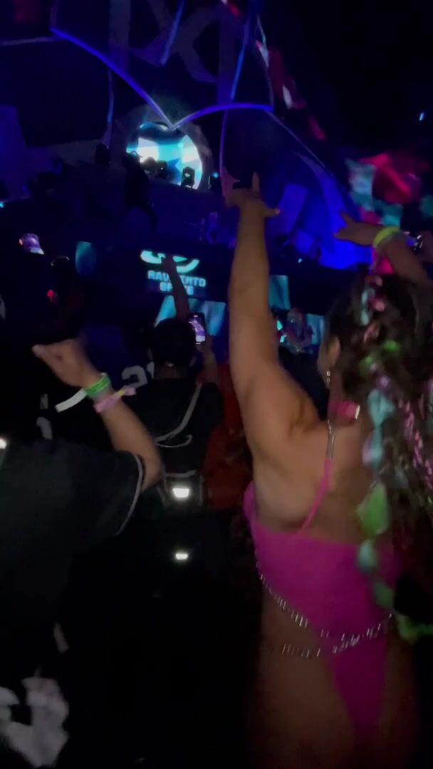 who will I see at the hardstyle stage at ultra Sunday? throwback to going absolutely nuts for SZP at EDC last year lol