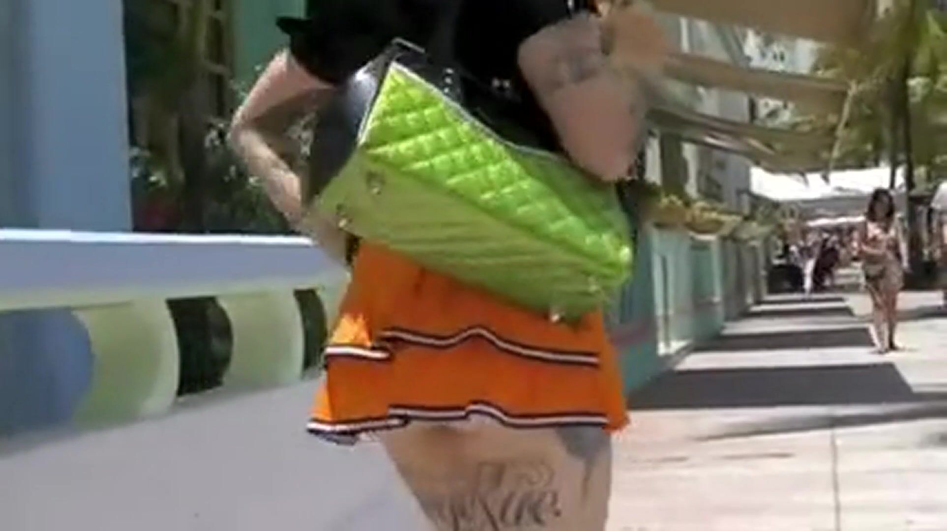 Pantyless miniskirt around Miami